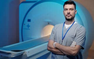 radiologista aguardando telecomando na radiologia