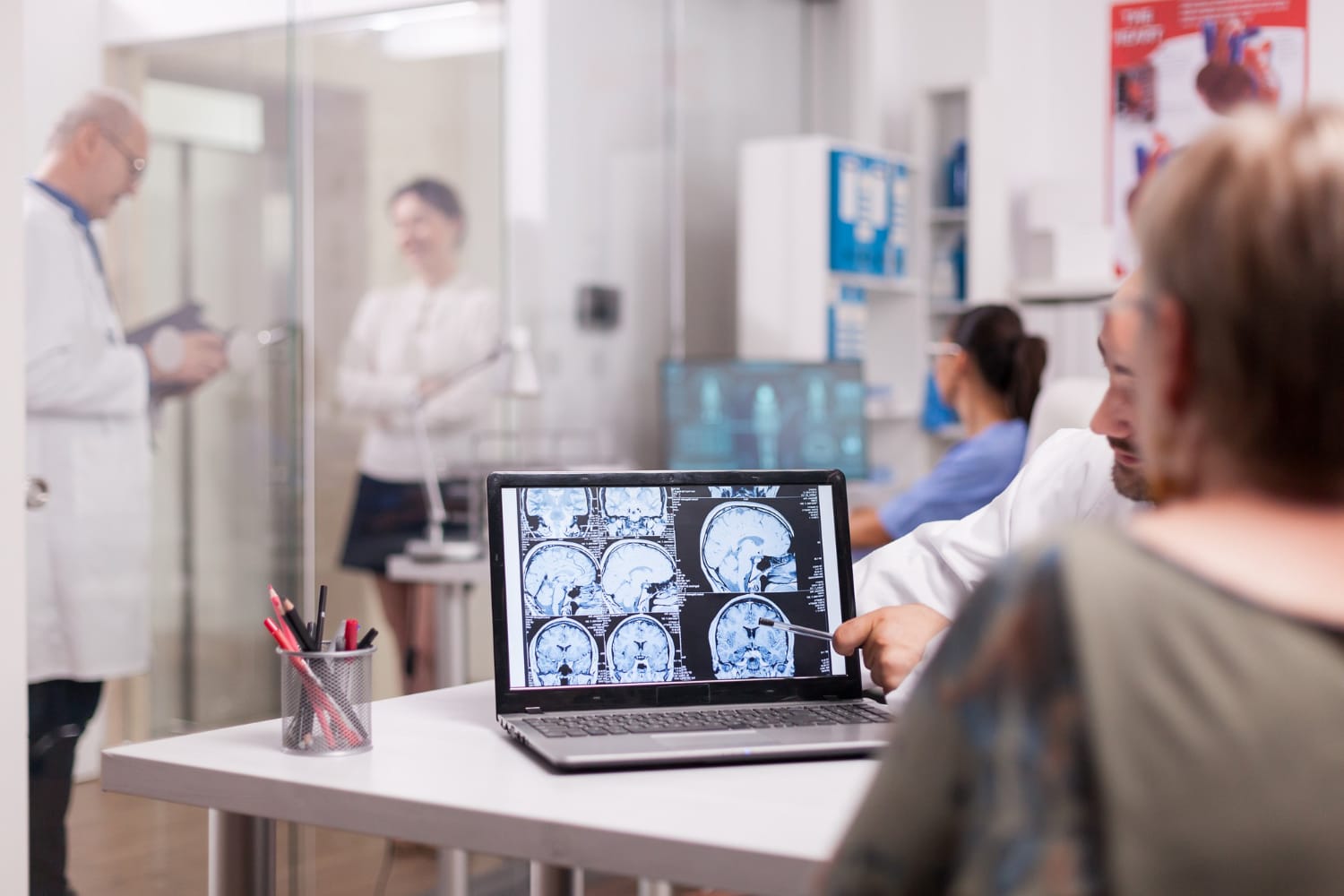 Médico mostra um exame com dados do paciente. Médico mostra um exame com dados do paciente.