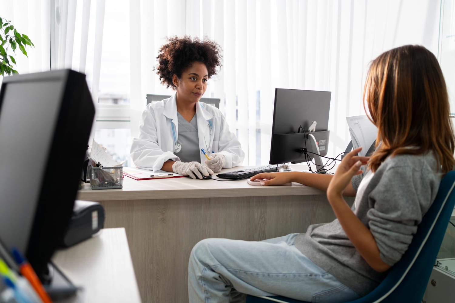 médica realizando anamnese com paciente Médica realizando anamnese com paciente
