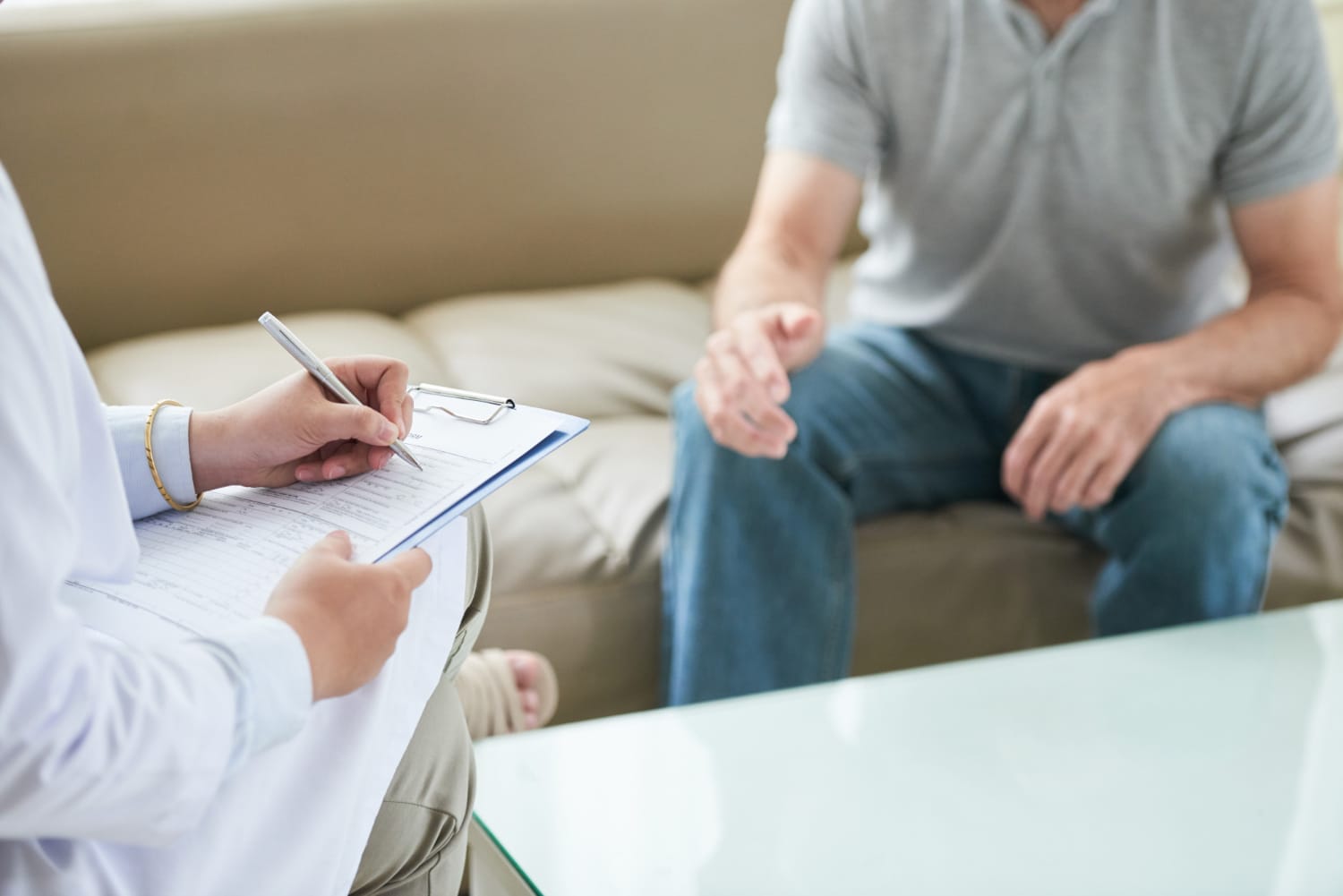 Médico preenchendo formulário de anamnese