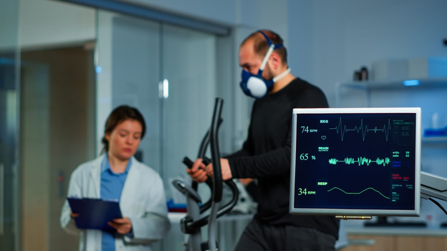 paciente realizando eletrocardiograma ecg Paciente realizando eletrocardiograma ecg