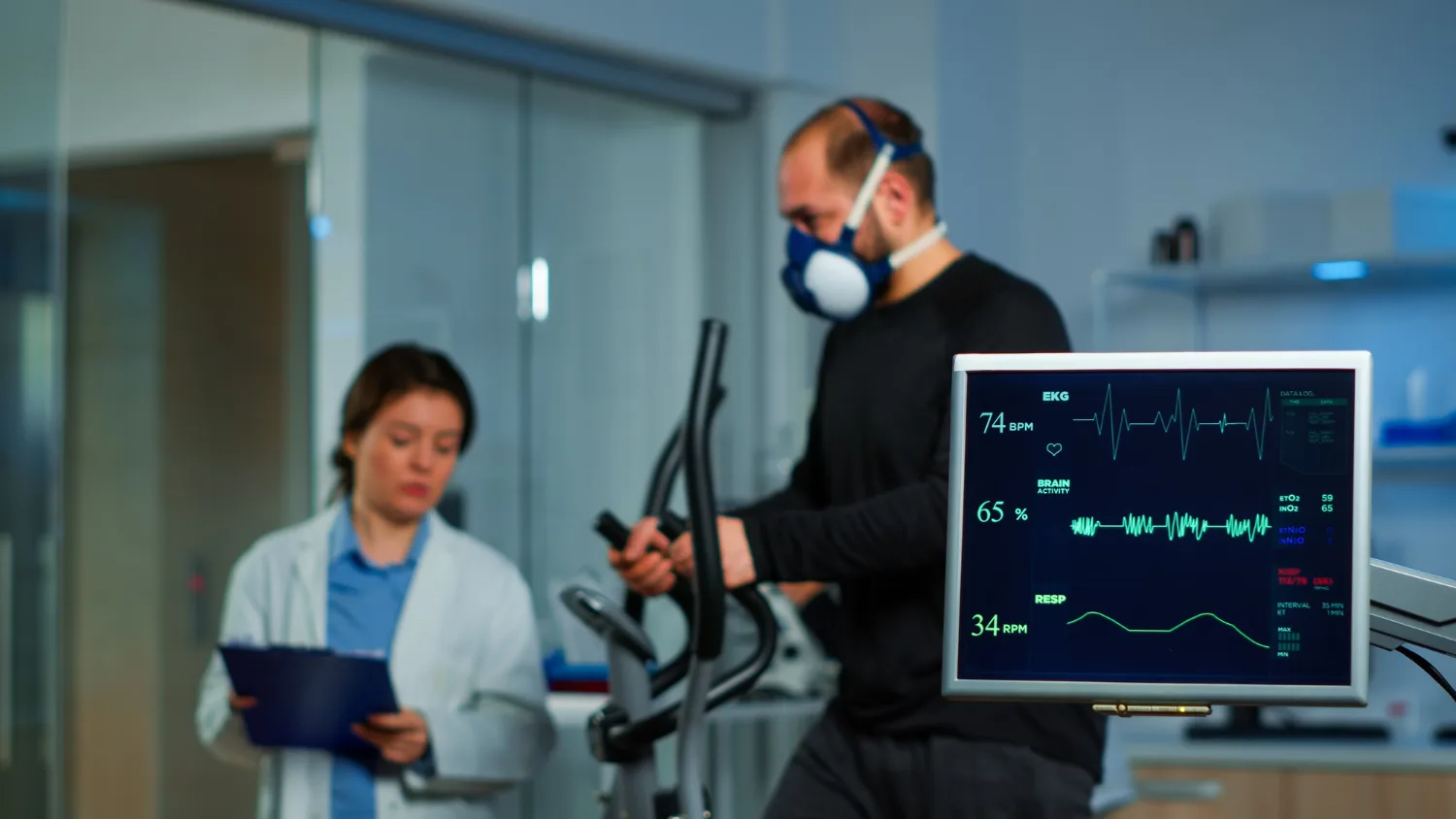 paciente realizando eletrocardiograma ecg Paciente realizando eletrocardiograma ecg