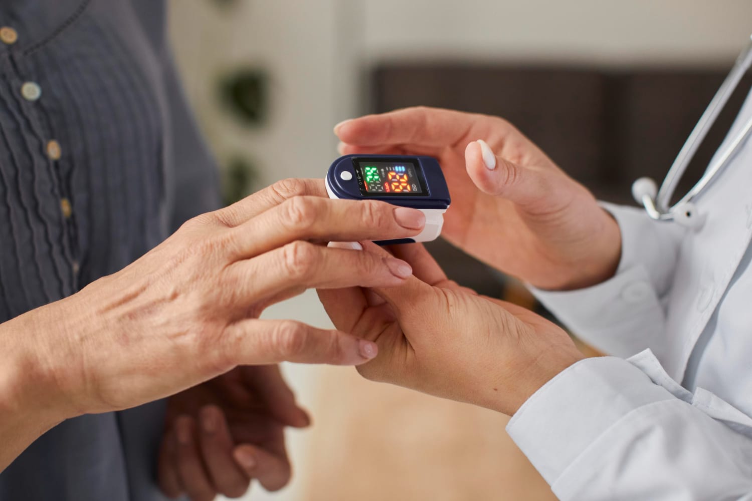 Médico utilizando oxímetro de pulso em uma consulta Médico utilizando oxímetro de pulso em uma consulta