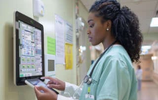 medico utilizando sistema de informação em saude sis