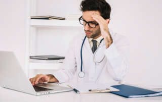 medico radiologista preocupado com erro cometido em radiologia