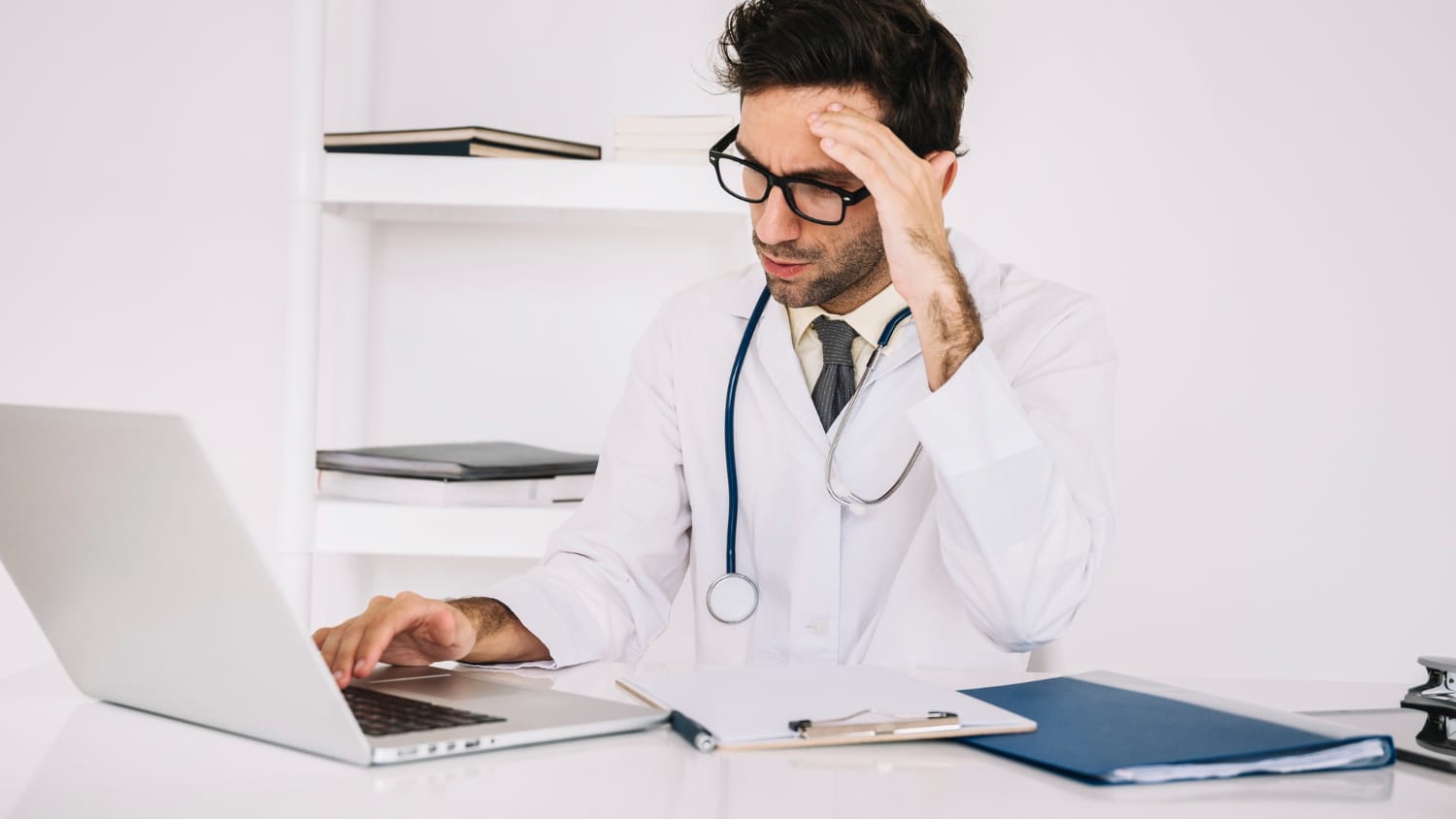 medico radiologista preocupado com erro cometido em radiologia medico radiologista preocupado com erro cometido em radiologia
