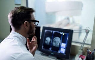 radiologista analisando imagem de um exame