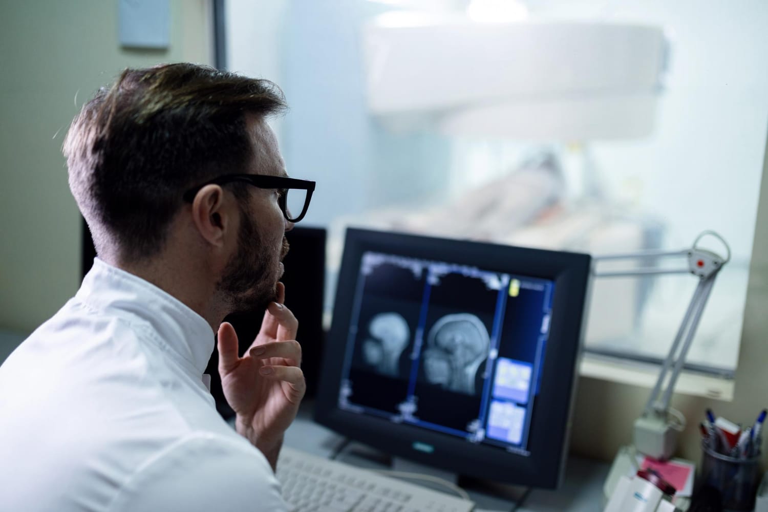 radiologista analisando imagem de um exame