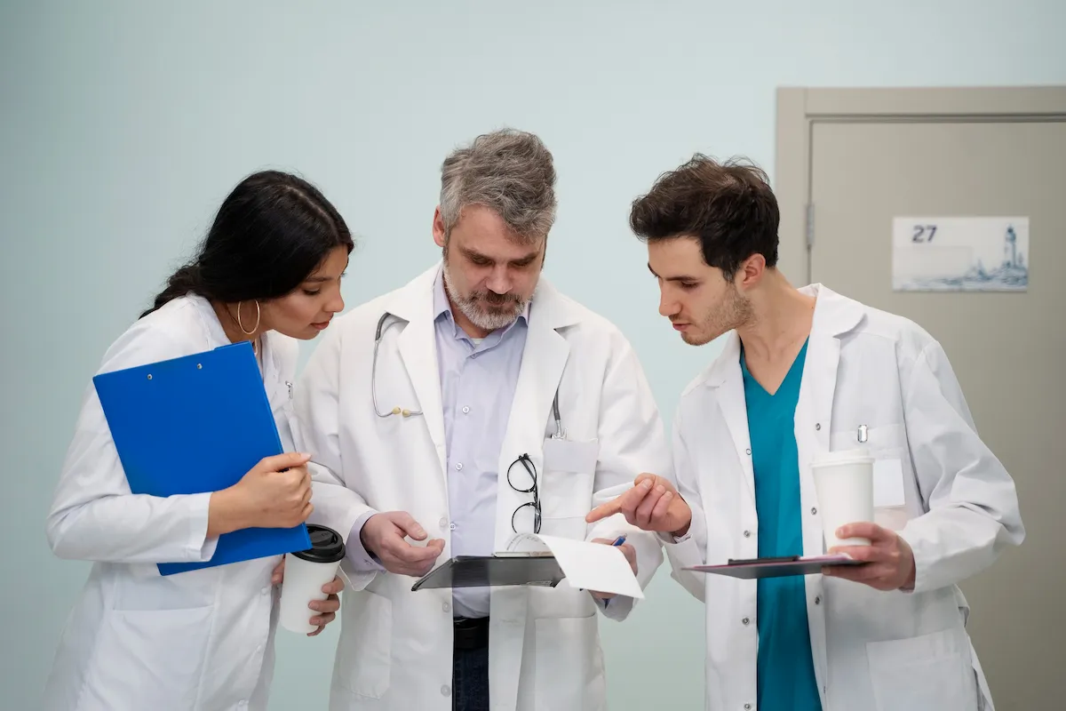 médicos analisando exame de radiologia médicos analisando exame de radiologia