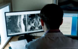 medico radiologista analisando exame para telerradiologia