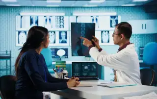 medico radiologista atualizando informacoes de exame para a paciente