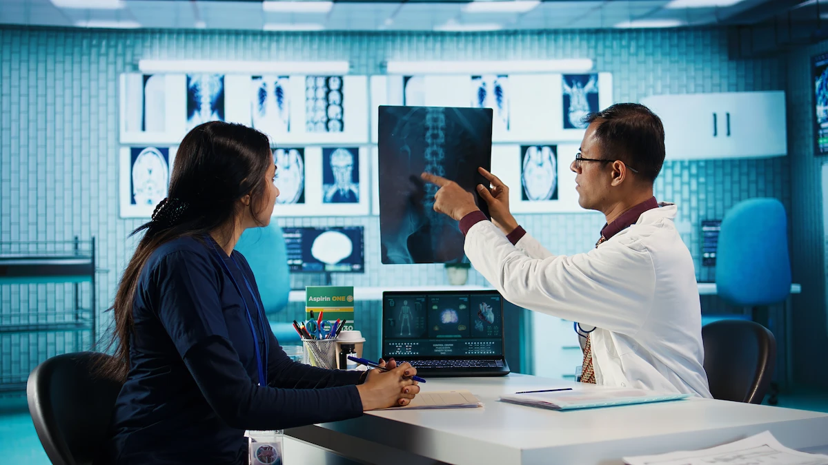 medico radiologista atualizando informacoes de exame para a paciente medico radiologista atualizando informacoes de exame para a paciente