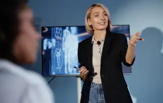 medica apresentando um trabalho durante congresso de radiologia
