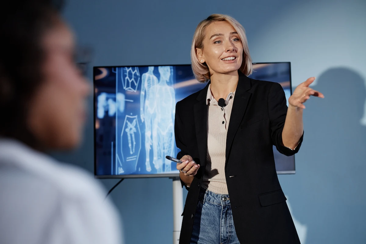 medica apresentando um trabalho durante congresso de radiologia medica apresentando um trabalho durante congresso de radiologia