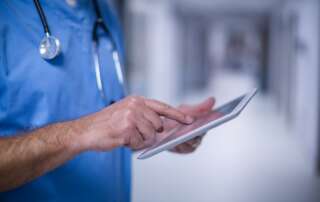 medico utilizando dados clínicos da nuvem