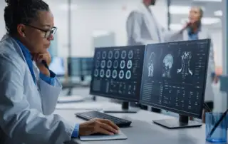 radiologista analisando uma imagem através do PACS