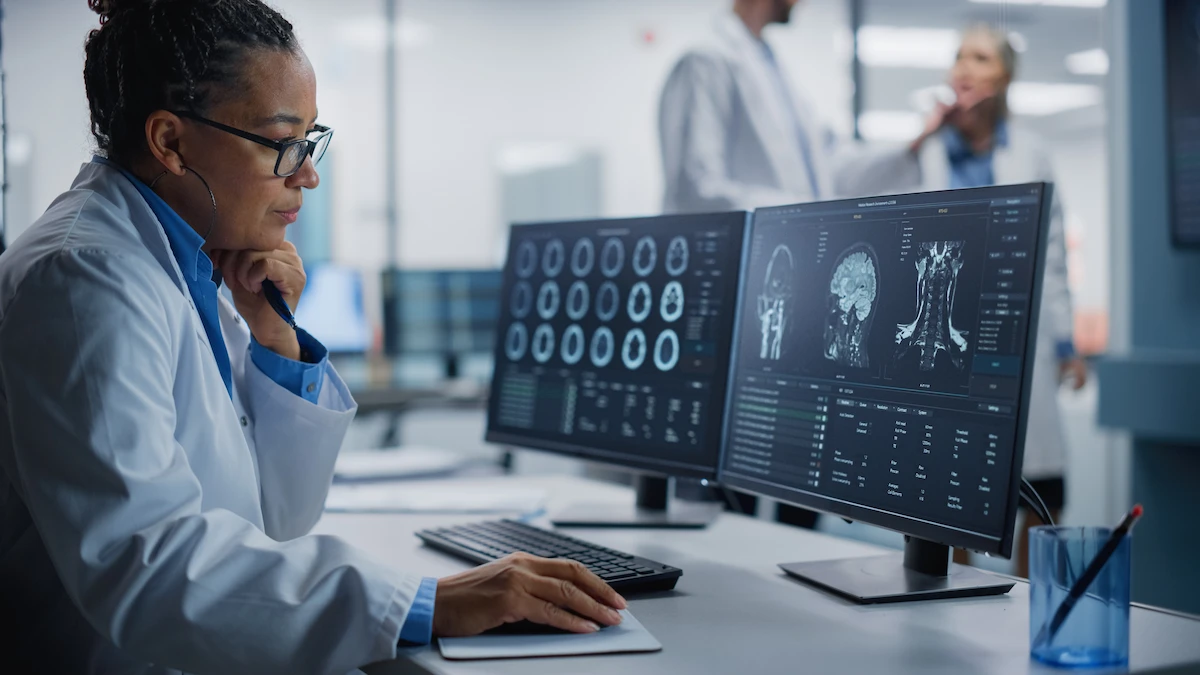 radiologista analisando uma imagem através do PACS radiologista analisando uma imagem através do PACS