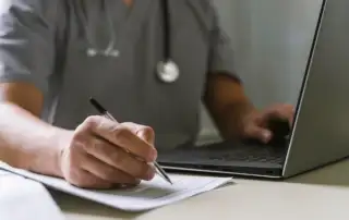radiologista elaborando um laudo médico