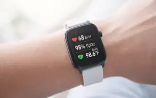 Homem utilizando smartwatch vinculado com prontuário eletrônico