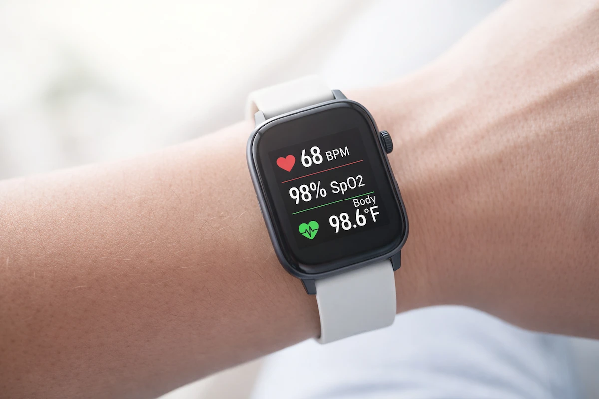Homem utilizando smartwatch vinculado com prontuário eletrônico
