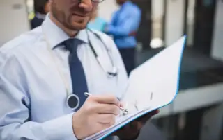 médico assinando um laudo médico