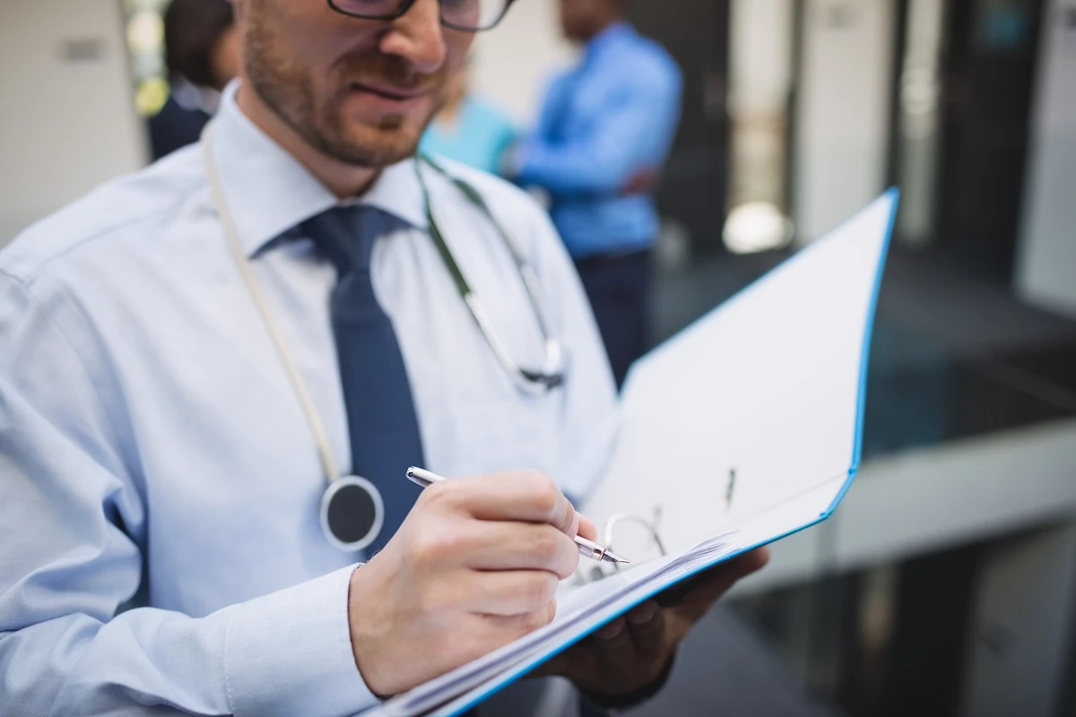 médico assinando um laudo médico médico assinando um laudo médico