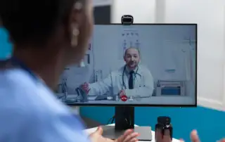 médico conversando com enfermeira sobre um achado crítico