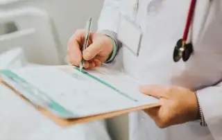 medico realizando prontuário do laudo