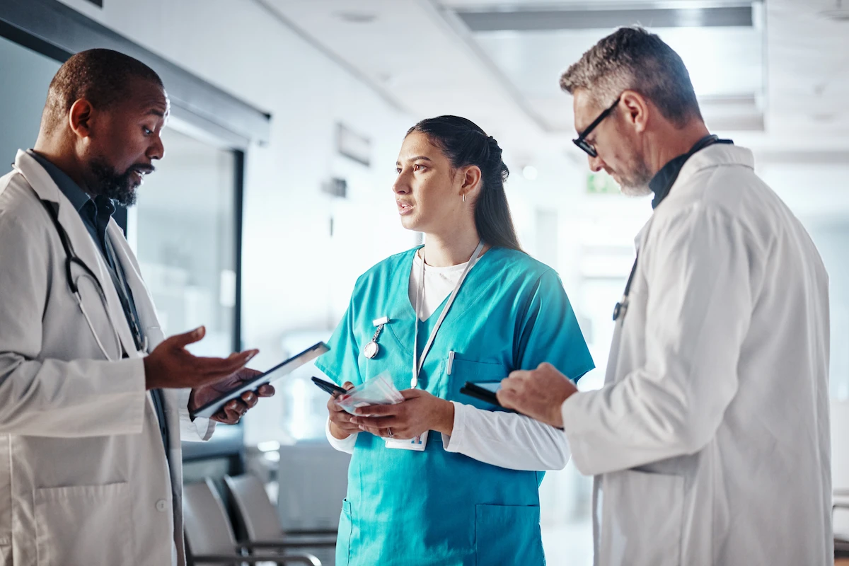 equipe médica avaliando um exame complexo equipe médica avaliando um exame complexo