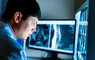 radiologista realizando laudo de imagem