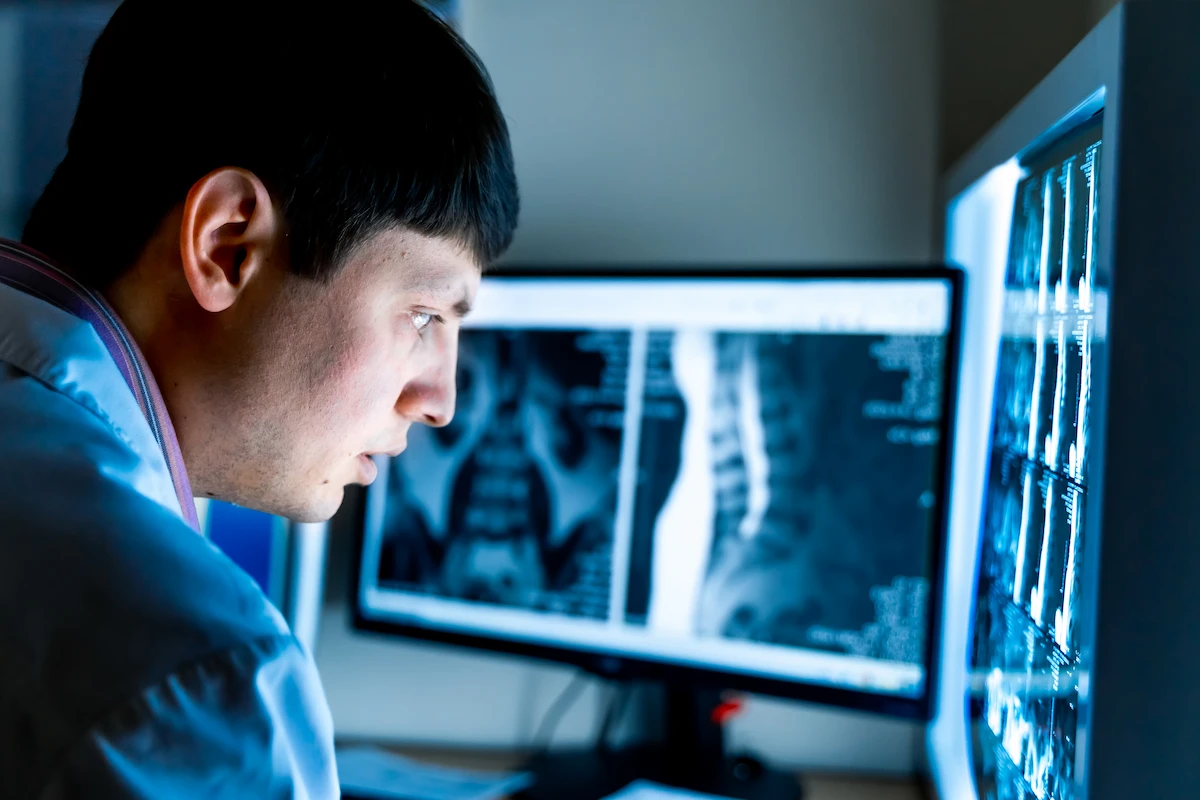 radiologista realizando laudo de imagem radiologista realizando laudo de imagem