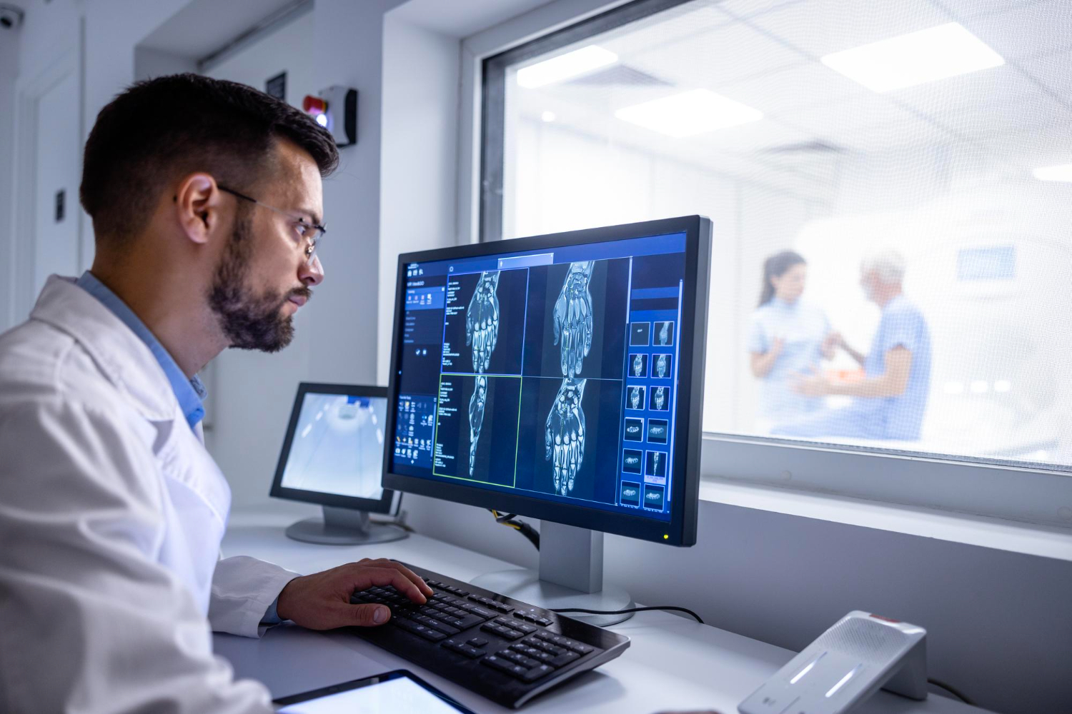 técnico realizando exame de radiologia