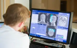 medico utilizando IA para segunda impressão em exame