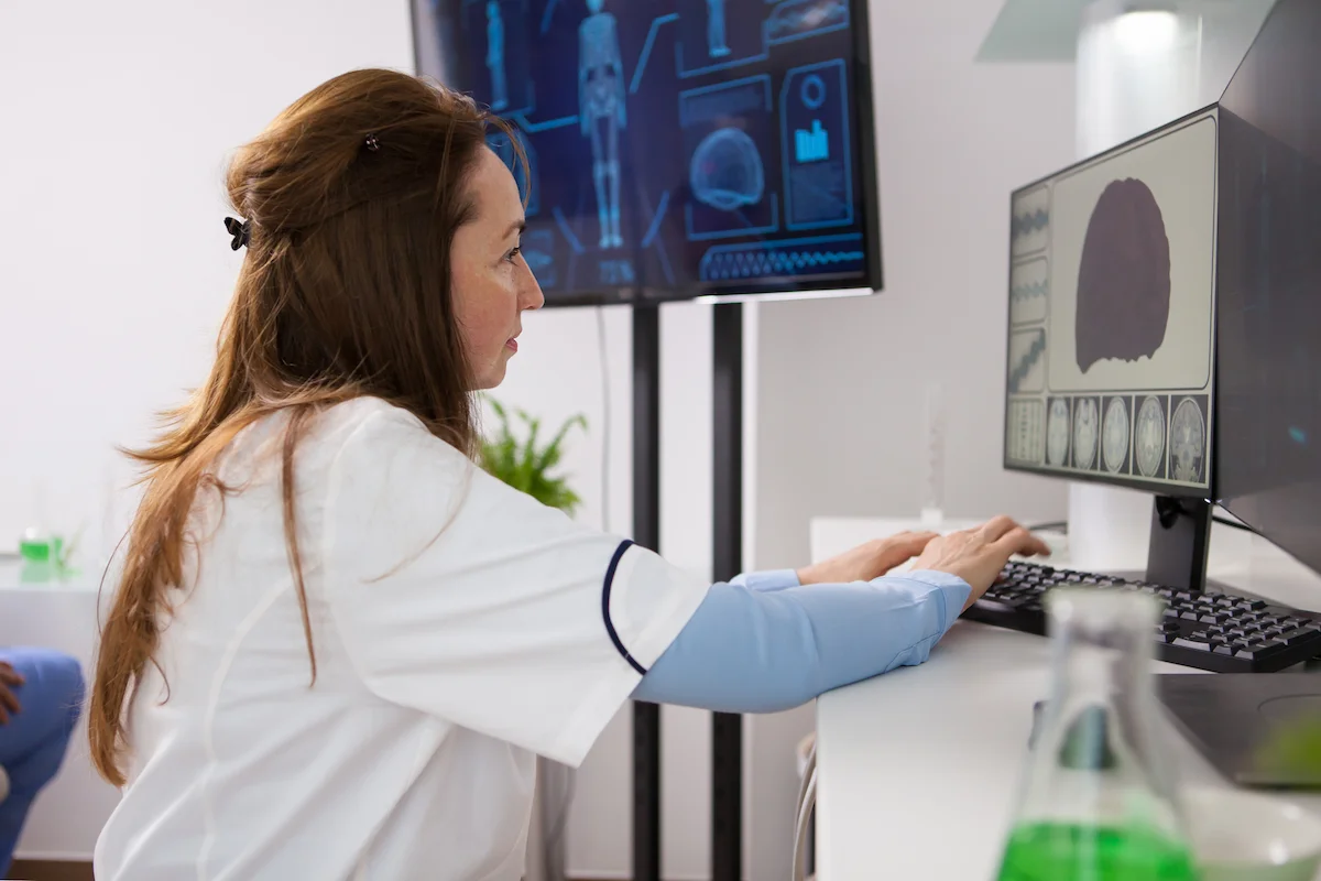 radiologista avaliando imagens de um exame
