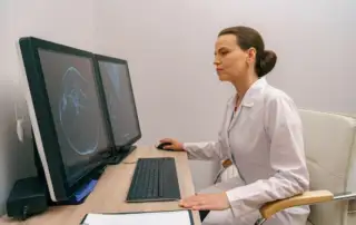 radiologista laudando um exame de imagem