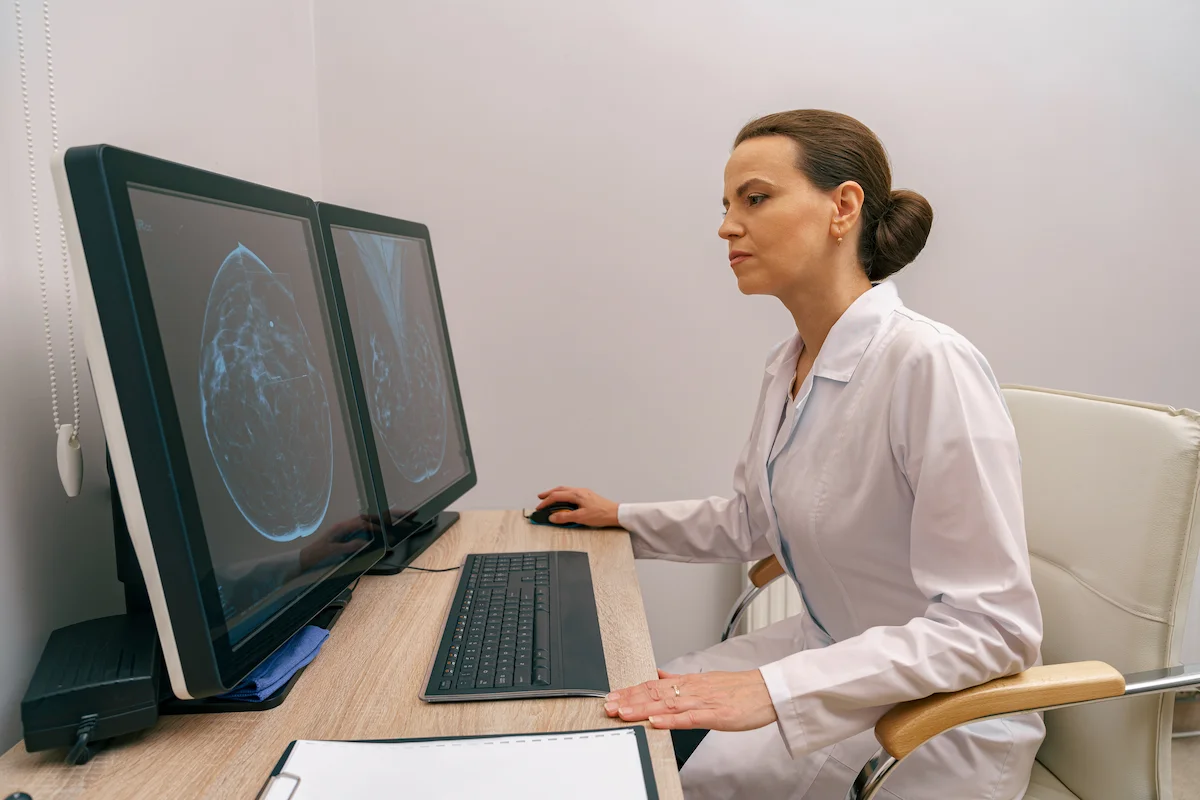 radiologista laudando um exame de imagem