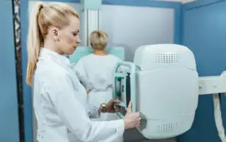 radiologista realizando um exame de rotina em uma paciente