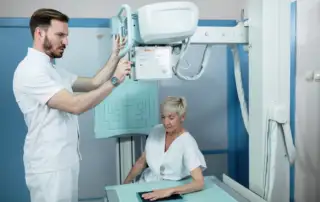 radiologista realizando um novo exame da paciente