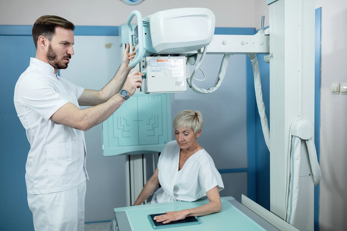 radiologista realizando um novo exame da paciente