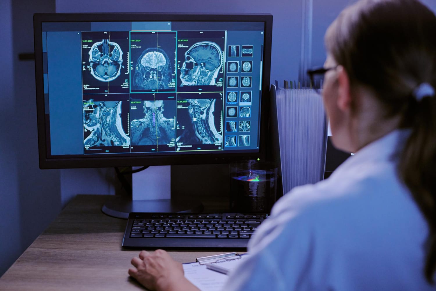 médico acessando sistema de radiologia