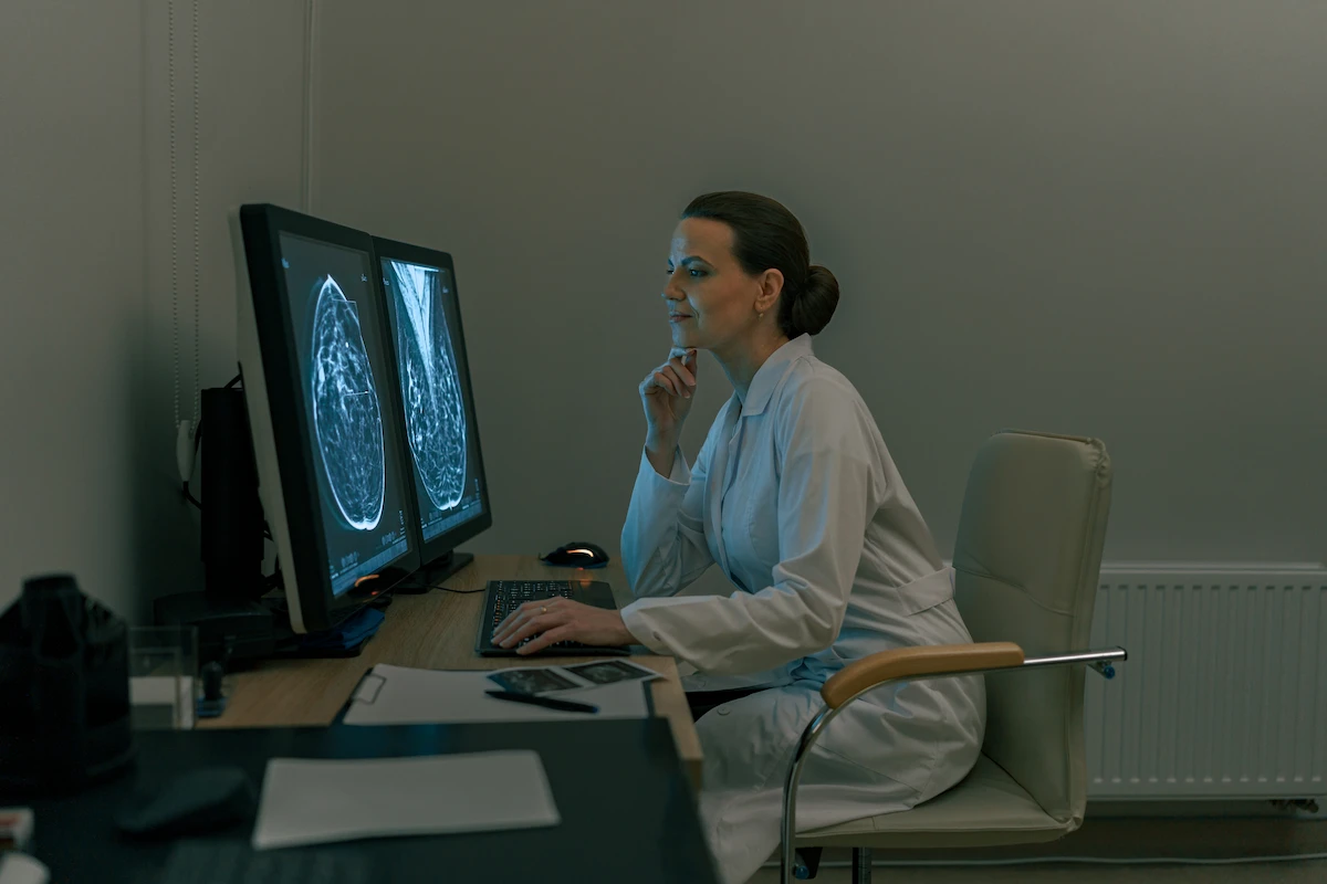 radiologista interpretando exame de imagem